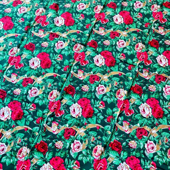 Vintage Christmas Tablecloth vivid red pink roses greenery & gold ribbons print - Picture 4 of 7